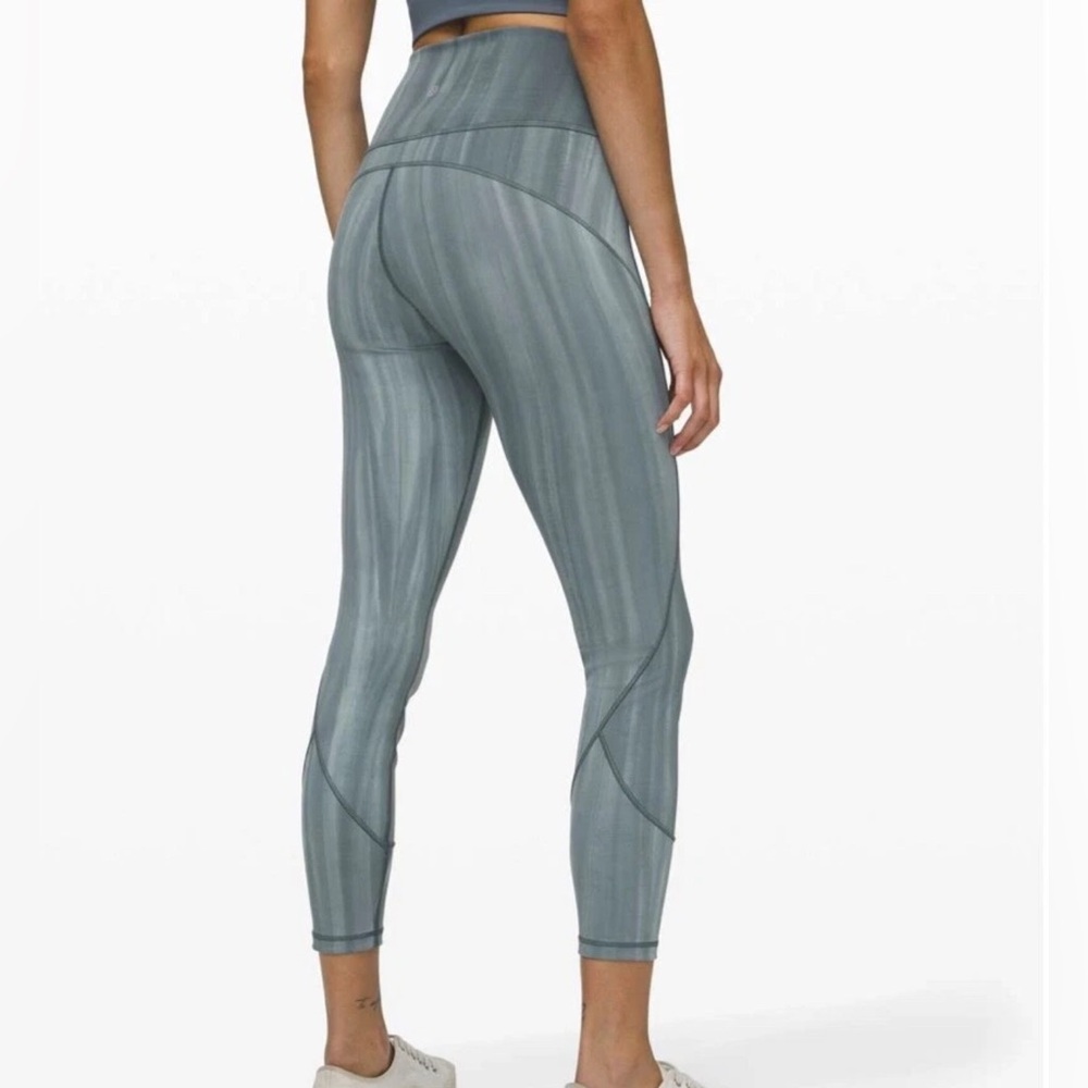 Lululemon In Movement Tight 25"  size 4